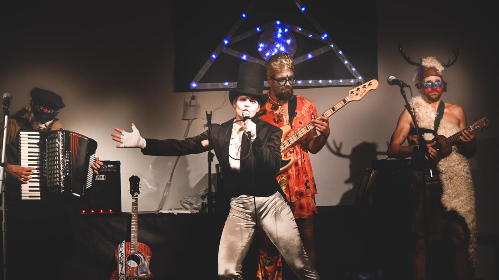 Konspirološki kabaret, teorija zarote v besedi in glasbi 